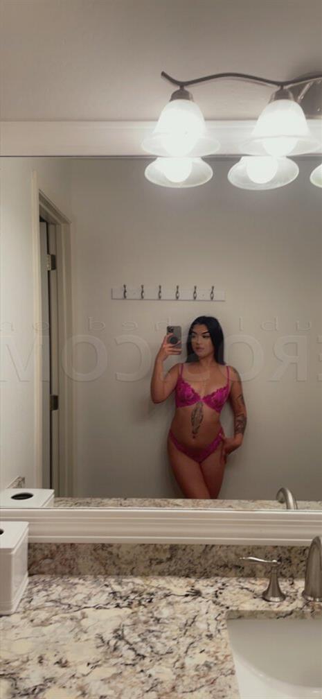 He Mi, escort in Highland Park - 4078